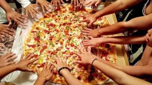 pizza unlimitted paris 300x168 - Manger, partager et s'amuser en communauté : Le concept