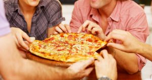 sharing pizza socializus